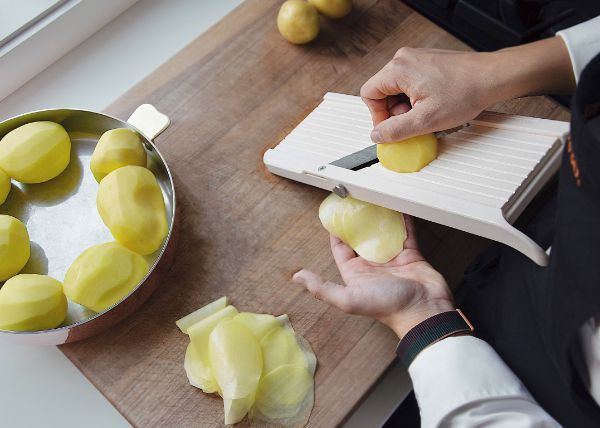 3 - decouper les pommes de terre Copyright 2023 All rights reserved