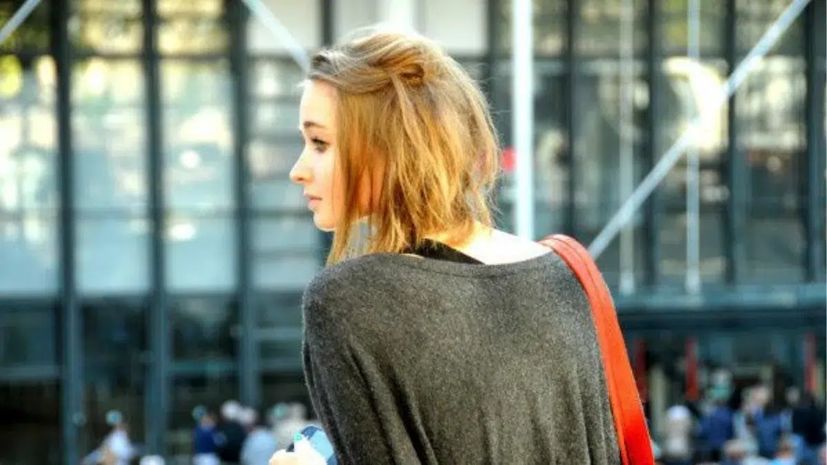 Jeune femme brunette
