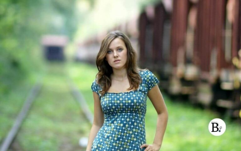 Femme avec une robe courte sur une voie ferrée