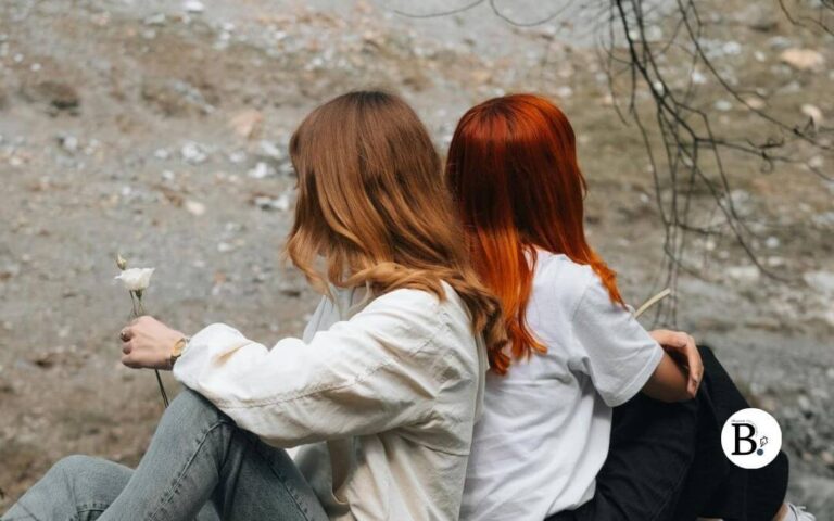 Amitié intime entre deux femmes dos à dos.