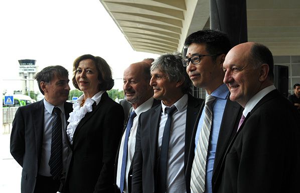 机场扩建施工现场 : 机场扩建破土动工