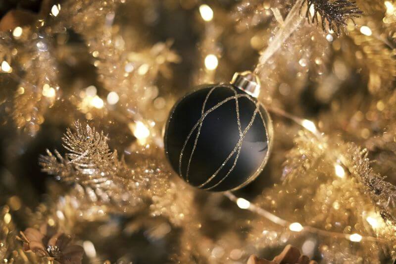 décoration noël boule doré Idées Fêtes Fin d'Année 2025 : 5 Tendances Déco & Cadeaux
