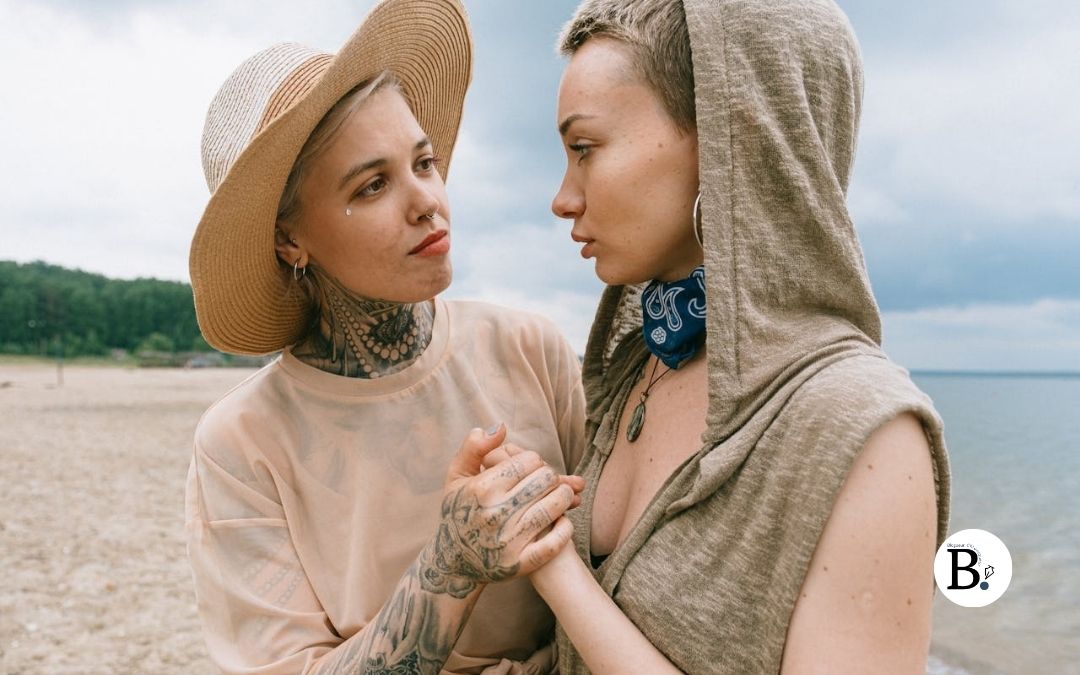 Femmes qui se regardent avec complicité et amour