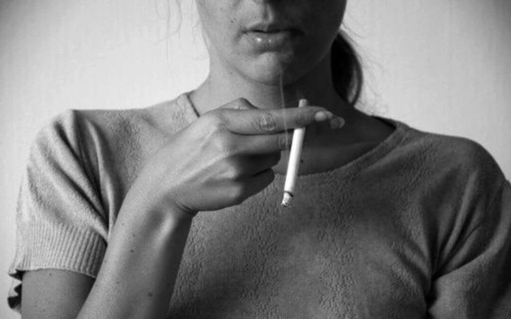 femme cigarette charme Femme qui fume une cigarette avec sensualité