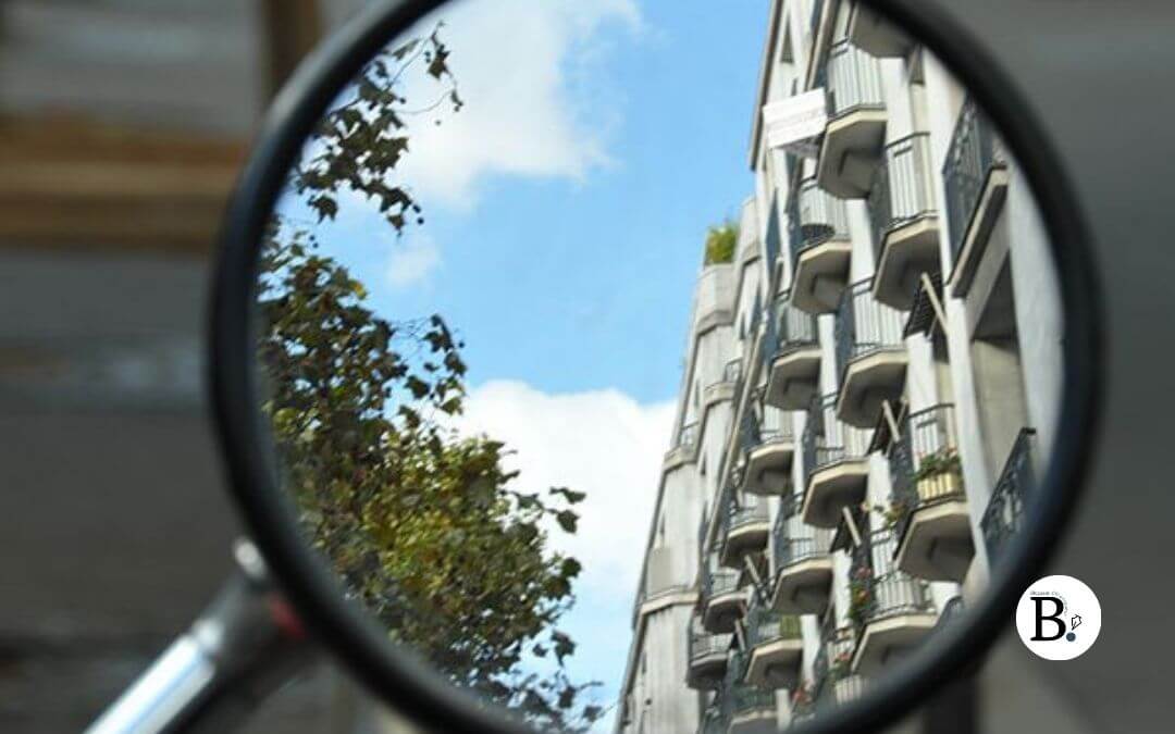 Vue sur des balcons depuis un rétroviseur