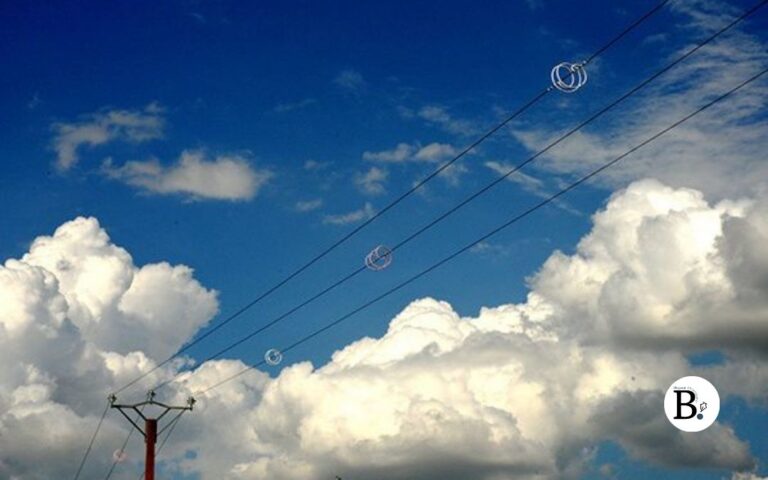 Ciel avec des nuages et des fils électriques