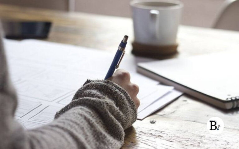 jeune femme commençant son bullet journal
