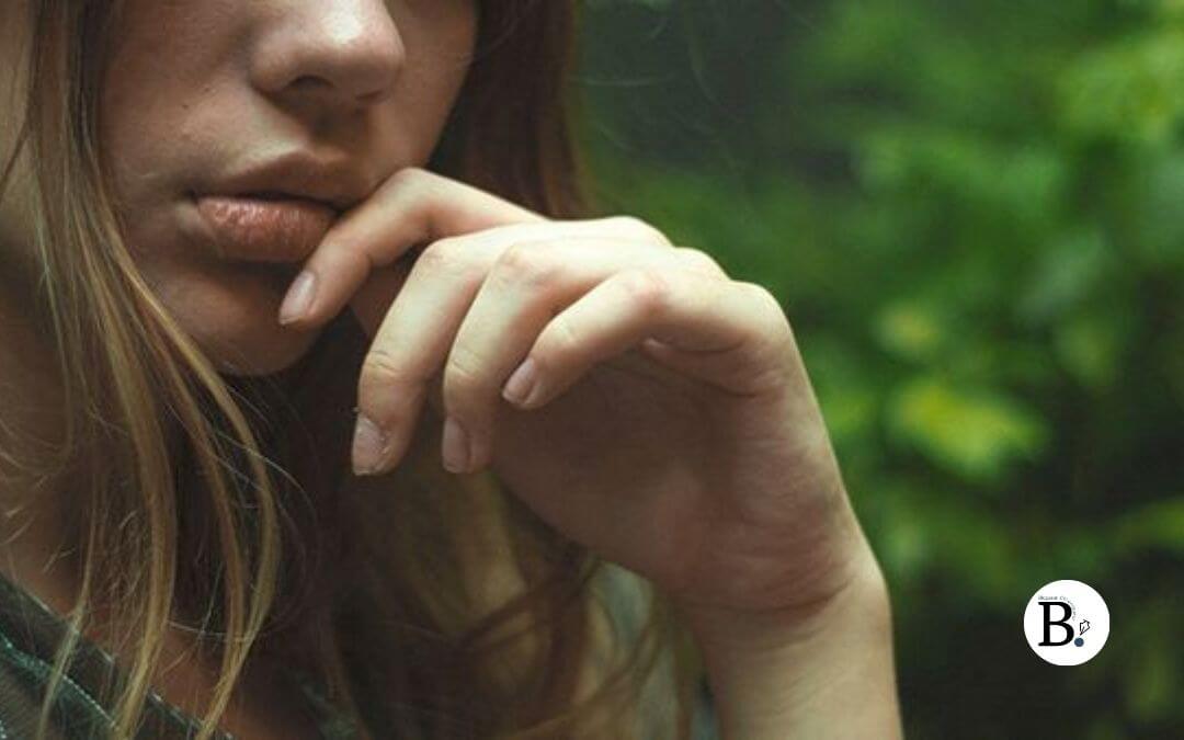 Femme cherchant l'inspiration