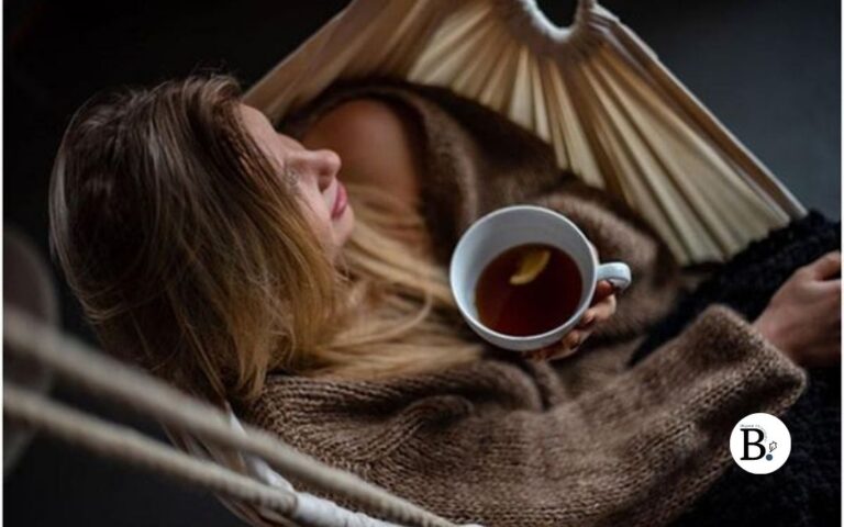 Femme buvant un thé dans une ambiance slow life cocooning