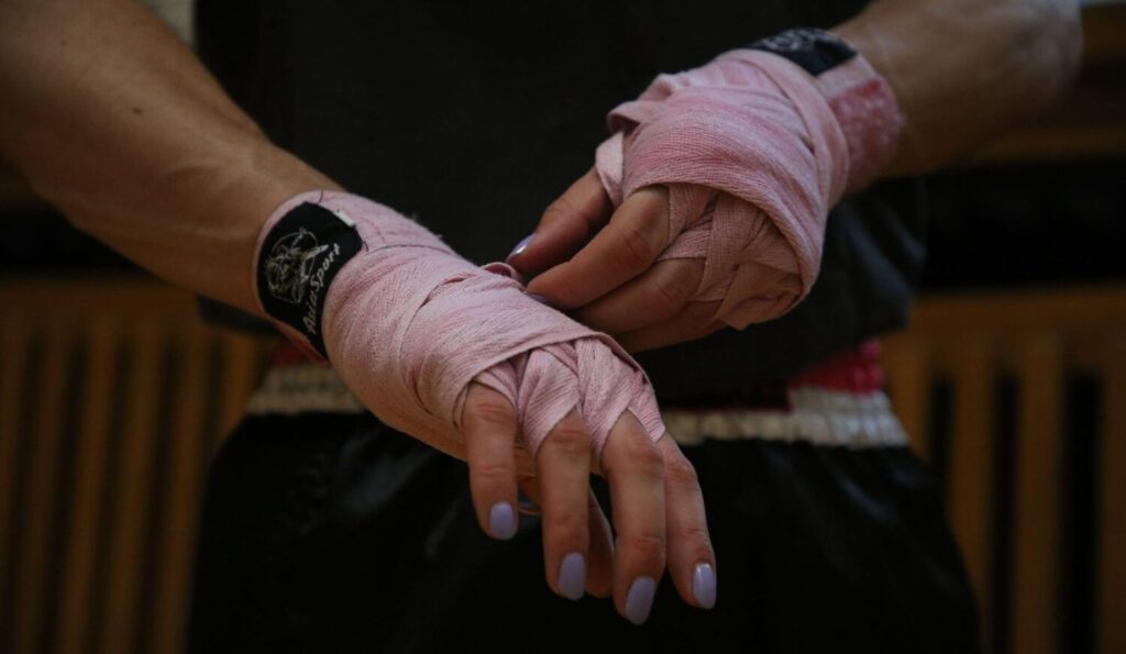 mains boxeur ongles vernis Mains de boxeur avec les ongles vernis