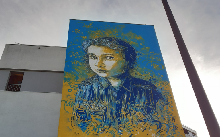 fresque monumentale à Toulouse : Chiara, en hommage à l'Ukraine – by le street artiste C215