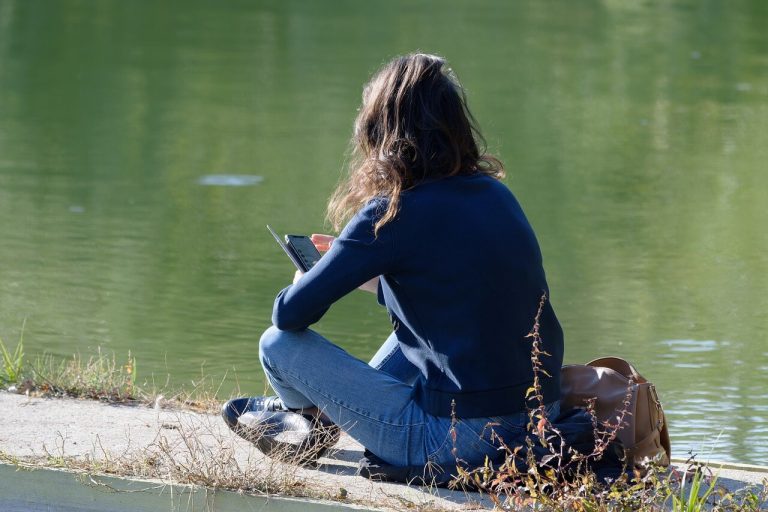 pleine conscience-femme-toulouse-bord-garonne