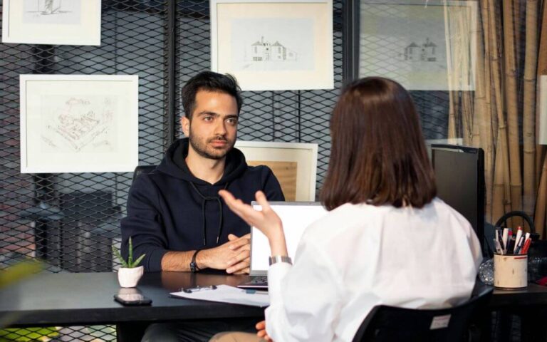 Coup de foudre pour votre recruteur ? Nos conseils pour maintenir votre professionnalisme en entretien.