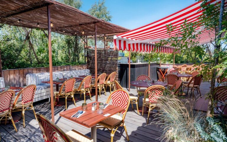 Du Monde au Balcon vous attend pour des soirées festives et brunchs gourmands. Cocktails, musique et convivialité assurés !