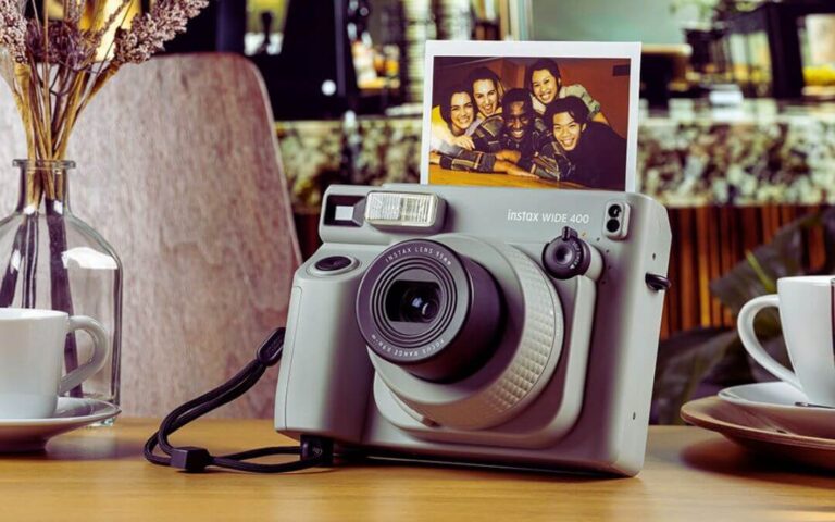 Prenez des photos de groupe parfaites avec le NOUVEL appareil instax WIDE 400™