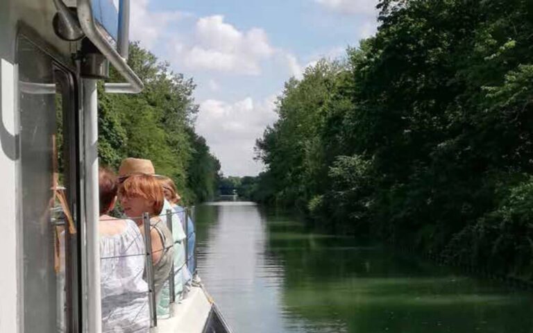 Croisières sur la Marne : Revivez les plaisirs de l'été avec nos balades thématiques. Détente et découvertes au fil de l'eau.