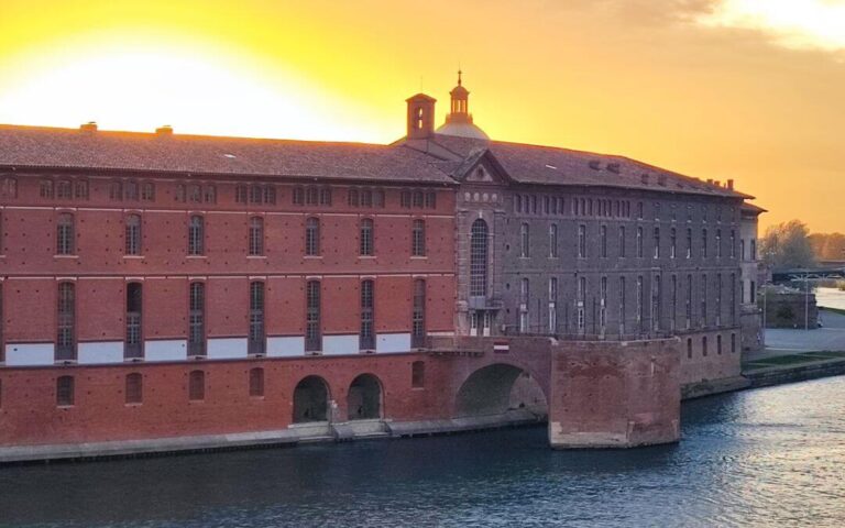 Hôtel-Dieu Saint-Jacques en pleine restauration. Explorez les coulisses de ce monument toulousain emblématique.