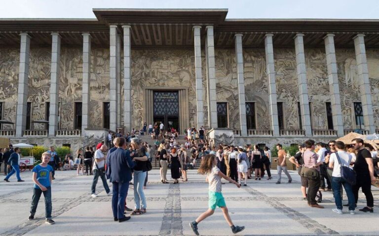 Découvrez le Palais de la Porte Dorée lors des Journées du Patrimoine 2024 : visites, ateliers et secrets révélés !