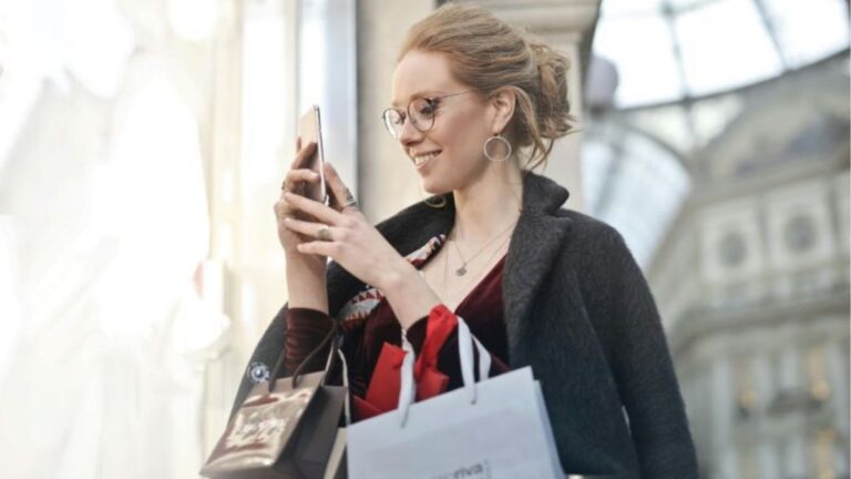 femme qui sourit après avoir fait des affaires pendant son shopping
