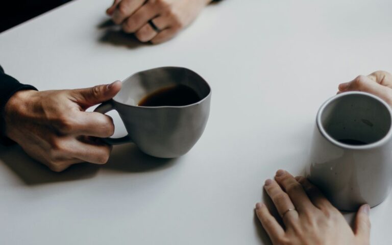 Vous sentez que votre amour s'étiole ? Ces 10 signes vous aideront à identifier les problèmes de communication dans votre couple.