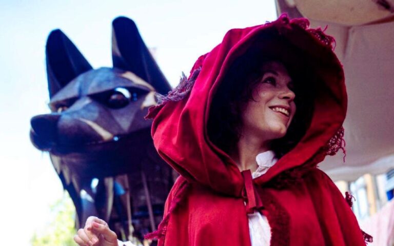 Halloween au Château de Merville : plongez dans un monde magique avec un loup géant et des contes fascinants !