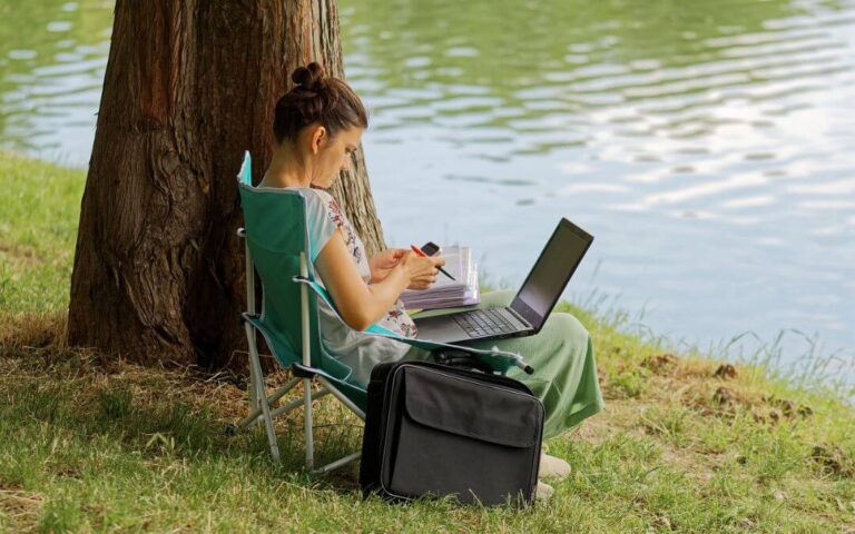 A plagiarism-checking tool is the only viable solution to detect duplicate content online without paying anything. In this blog post, I’ll talk about how students can identify plagiarism instances within their work through a plagiarism detector.