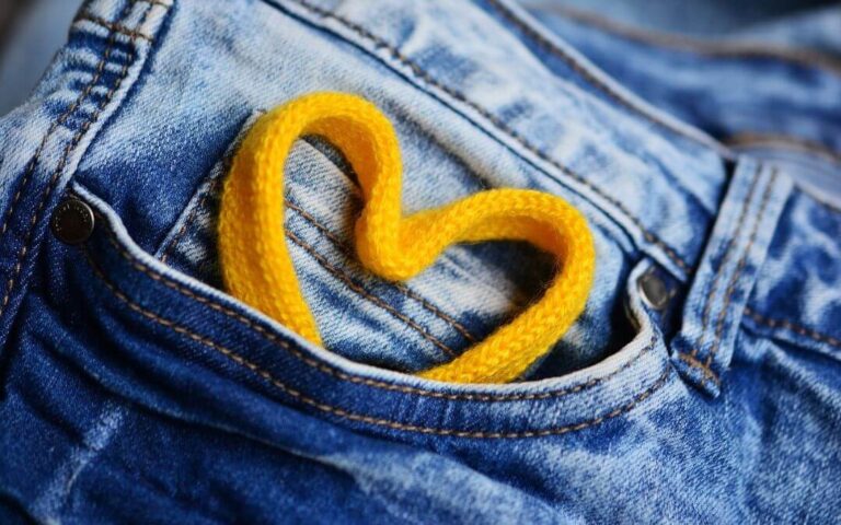 Mode éthique : comment s'habiller en respectant la planète ? Découvrez comment vos choix vestimentaires peuvent faire la différence pour l'environnement et encourager une mode plus durable.