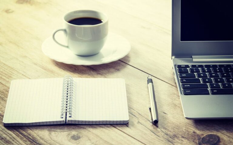 Google Docs transforme la gestion des documents en rendant chaque collaboration fluide et sans effort. Imaginez un espace où vous pouvez créer, partager et modifier des documents en temps réel avec vos collègues ou amis, depuis n'importe quel appareil connecté à Internet. Avec sa sauvegarde automatique et son historique des versions, vous n'avez plus à craindre de perdre vos progrès. Grâce à son intégration avec les autres services Google, il devient un outil indispensable pour quiconque souhaite optimiser sa productivité, que ce soit dans un cadre académique, professionnel, ou même personnel. Plongez dans notre article pour découvrir comment Google Docs peut simplifier votre vie numérique et révolutionner votre manière de travailler. Lisez la suite pour ne rien manquer de ses avantages !