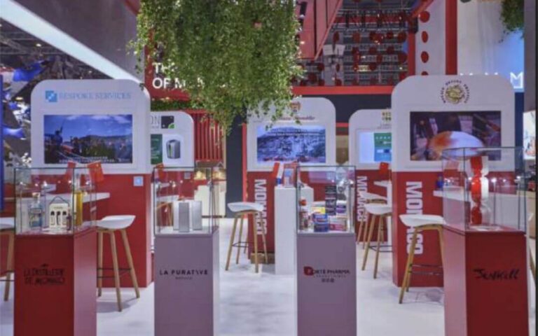 Laurence Jenkell, artiste de renommée internationale pour ses sculptures Bonbons emblématiques, participe à la prestigieuse China International Import Expo (CIIE) de Shanghai. À l'occasion de cette rencontre mondiale d’une envergure unique, elle présente une oeuvre unique ; le Wrapping Bonbon Drapeau Monaco – une sculpture de 40 cm en Plexiglas aux couleurs de la Principauté.