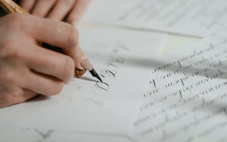 Vous souhaitez un logo qui sort du lot ? Apprenez à concevoir un logo personnalisé qui raconte l'histoire de votre marque. Des conseils d'experts pour créer une identité visuelle forte et durable.