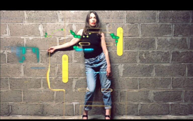 La vie est une course, et Vanessa Philippe nous le prouve avec son nouveau clip "Je cours devant". Un extrait de son album "L'amour c'est chiant".