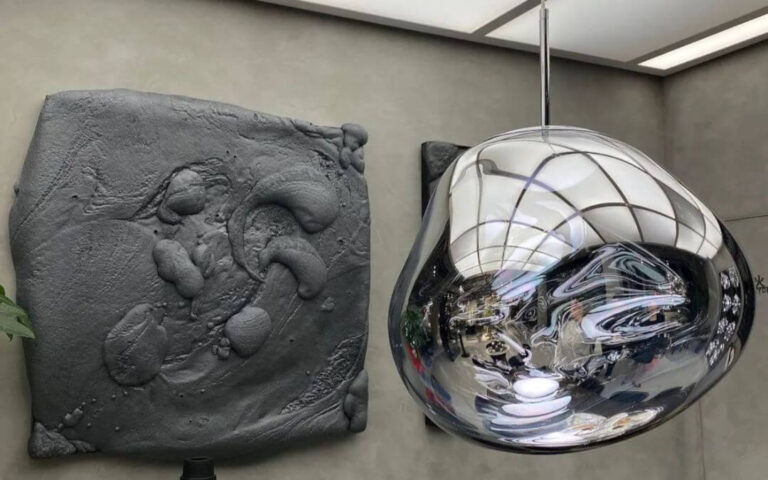 Découvrez l’incroyable suspension Melt fumée de la maison anglaise Tom Dixon. Melt évoque le verre fondu, l'intérieur d'un glacier en fusion ou des images de l'espace profond. Une lumière imparfaite, organique et naturaliste qui produit un effet hypnotique de verre soufflé à chaud. Melt est créé par un processus de moulage par soufflage et de métallisation sous vide pour obtenir des orbes fondus à la luminosité abondante et inhabituelle.