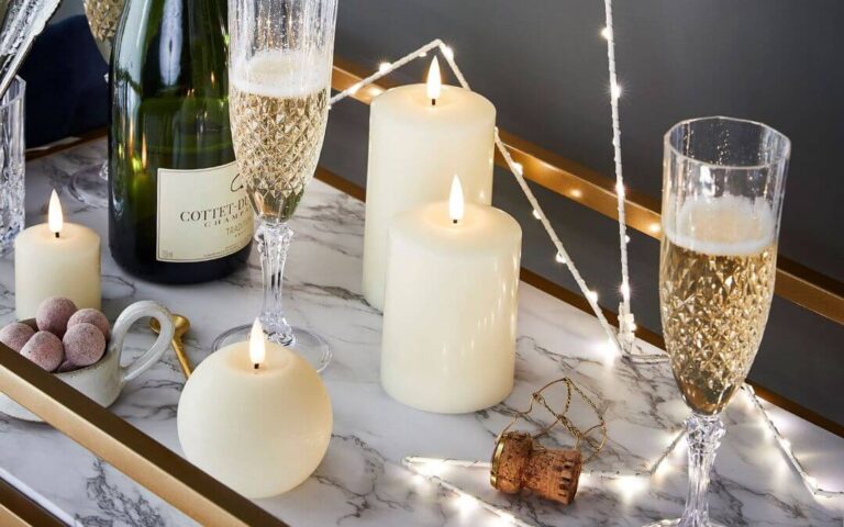 Transformez votre soirée du Nouvel An 2025 en un moment magique et inoubliable avec des décorations scintillantes. Que vous planifiez une fête somptueuse ou une soirée cosy, ces lumières et ornements étincelants seront vos meilleurs alliés pour entamer la nouvelle année avec style et éclat. Faites de cette dernière nuit de 2024 un véritable spectacle de lumière et de bonheur