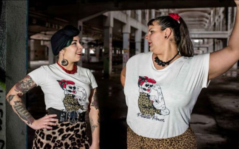 Poulettes Sisters, dirigée par Anne-Andrea Brochard, révolutionne le monde du rock avec une marque qui allie esthétique vintage, esprit pin-up rock et valeurs éthiques. En rassemblant une communauté de femmes engagées, Poulette Sisters transforme la rébellion en une force de solidarité et d'action pour un monde meilleur.