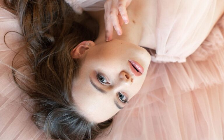 Voluntary Singleness est un mouvement croissant où des individus choisissent délibérément le célibat pour se concentrer sur leur épanouissement personnel. Dans une société qui valorise souvent la vie de couple comme un idéal, ce choix de vie brise les normes traditionnelles des relations. Les partisans du voluntary singleness trouvent dans ce mode de vie une liberté accrue, la possibilité de se consacrer pleinement à leurs passions et un meilleur équilibre entre la vie personnelle et professionnelle. Découvrez comment ce phénomène redéfinit le bonheur et l'accomplissement au XXIe siècle.