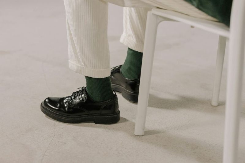 paire chaussettes verte chaussures noires Le guide ultime pour bien choisir ses chaussettes et sublimer son style
