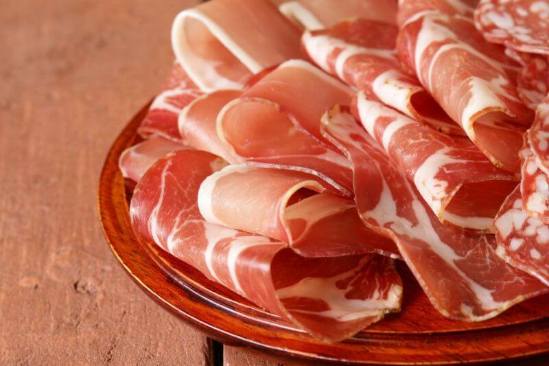 jambon italien prosciutto italiano Entre tradition et technologie : le jambon et les trancheuses professionnelles italiennes
L'Italie a une longue tradition de production de charcuteries traditionnelles, notamment de jambons tels que le San Daniele et le Jambon de Parme. Il n'est donc pas surprenant que la charcuterie soit omniprésente dans les menus des restaurants, des pizzerias et des osterias, que ce soit en tant qu'entrée ou comme ingrédient dans des plats plus complexes.
Pour la même raison, la plupart des établissements de restauration disposent de machines à trancher professionnelles et le pays compte plusieurs entreprises hautement spécialisées dans la production de ces machines.