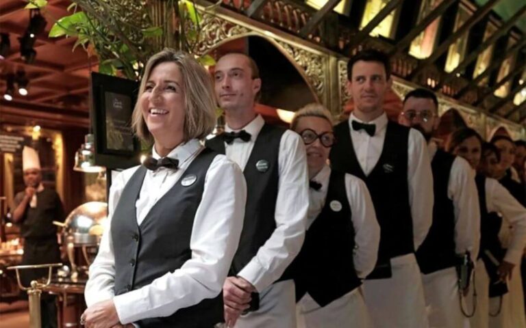 Les maîtres d’hôtel et chefs de rangs du restaurant les grands buffets