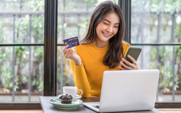 femme asiatique qui effectue un paiement en ligne