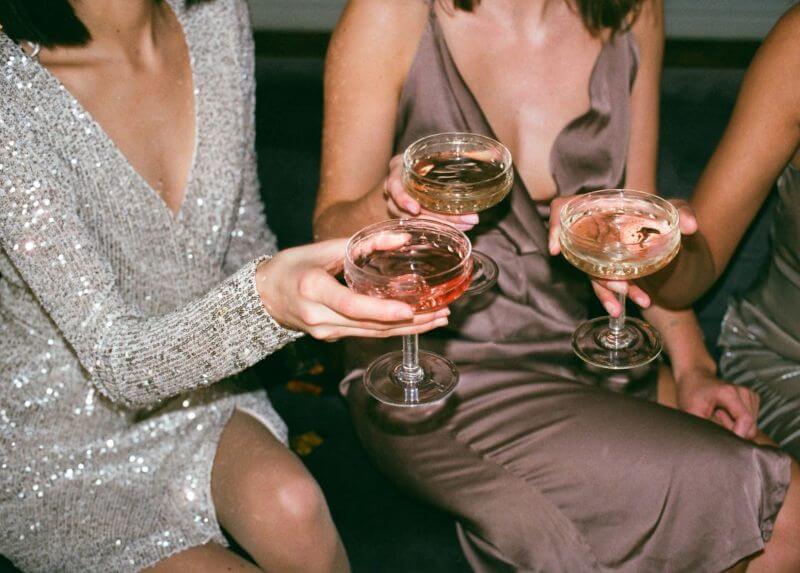 femmes elegantes robe soire coupe champagne Briller en toute occasion : les indispensables pour un look inoubliable