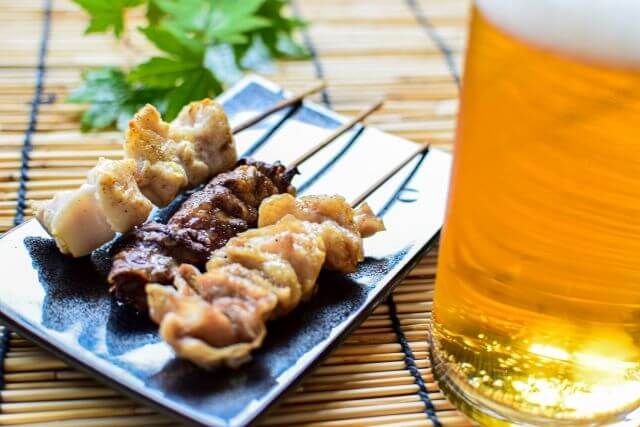 biere yakitori Bière et grillade