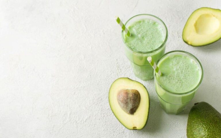 L’avocat se met à la paille : le superfruit rafraîchit votre été