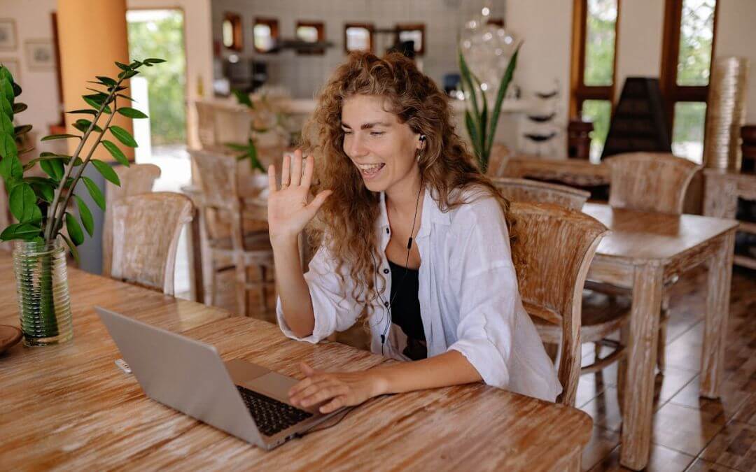 Femme en chat vidéo avec son ordinateur portable