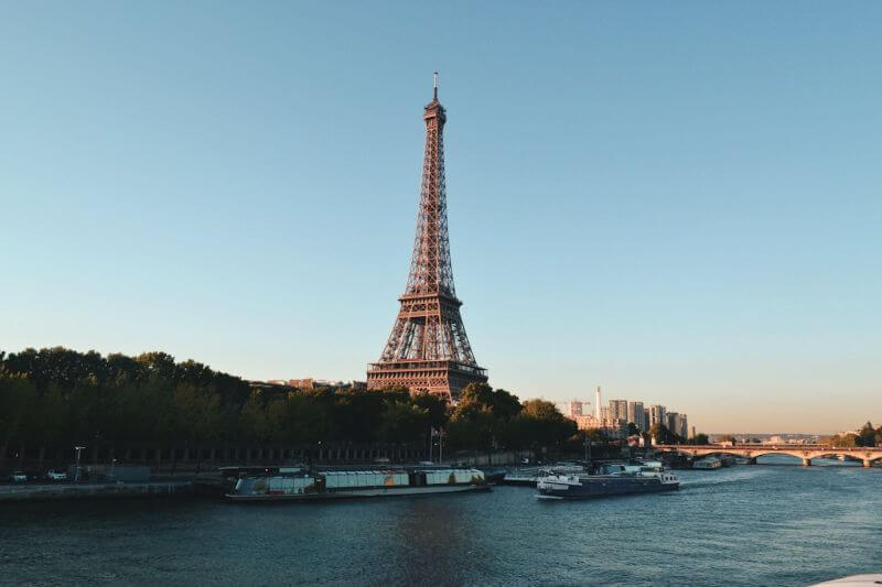 tour eiffel bateau mouche peniche seine paris Train Bruxelles Paris, pourquoi autant d’engouement ?