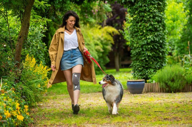 femme promenade chien genouillère velpeau patella Confort du genou l'hiver : la solution Velpeau® Patella S