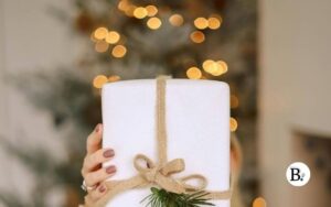 Perdue dans les lumières dorées de Noël. Un instant suspendu, un cadeau précieux. 🌟