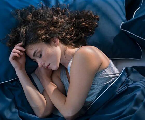femme cheveux longs sommeil paisible bonheur Petit BamBou : pourquoi contrôler son sommeil empêche de dormir