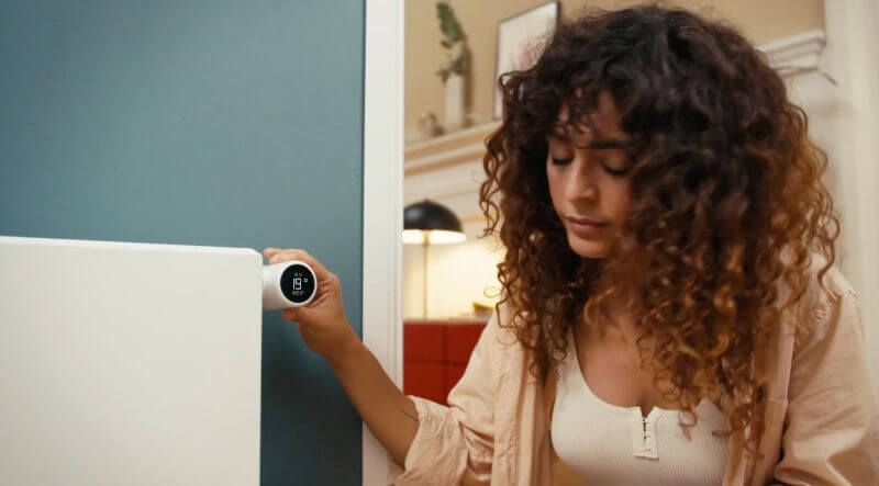 thermostat connecte tado femme cheveux longs brune Thermostat connecté : pourquoi l'installer dès maintenant ?