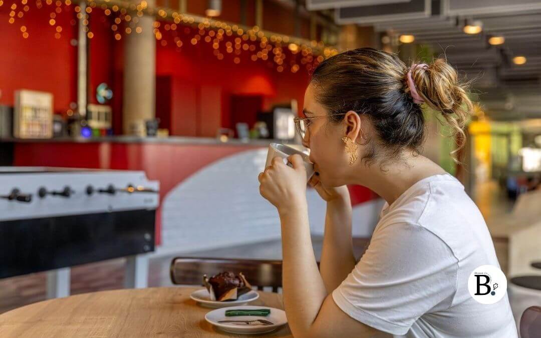 Jeune femme au coffee food aera MEININGER Hotels Paris Boulevard Carbot