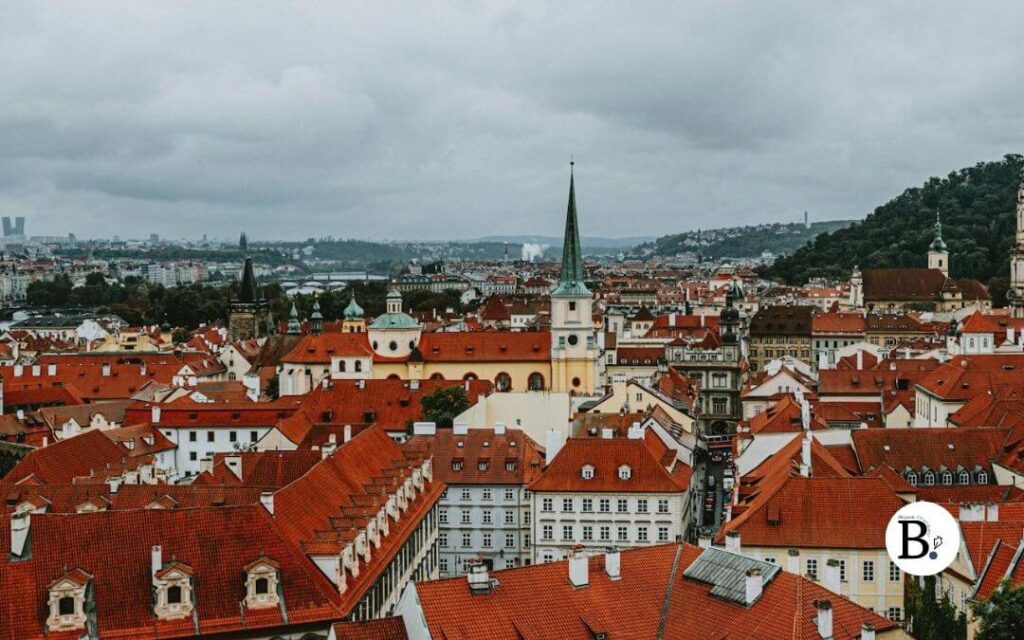 Vue sur une église et les toits de Prague capitale de la Tchéquie